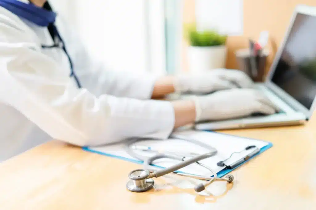 Utilisation d’un ordinateur et d’outils vétérinaires pour un suivi préventif.